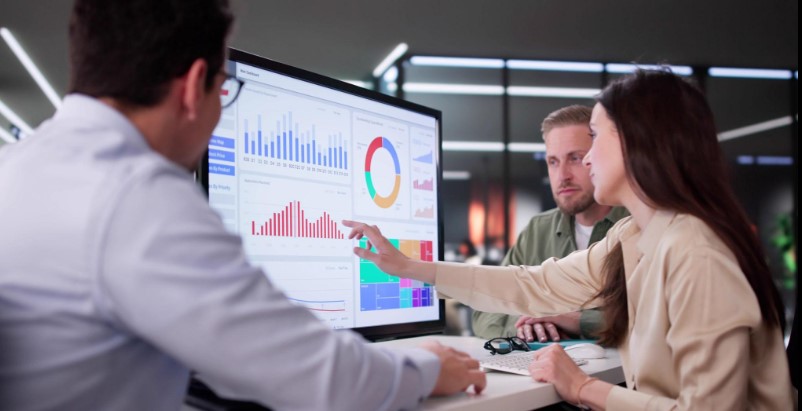AI analyzing data to support better business decisions AI analyzing data to support better business decisions